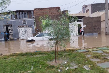 بارش باران در کهنوج سبب آبگرفتگی شهری و مسدودی یک محور ارتباطی شد