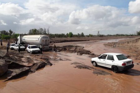 انسداد ۳ محور اصلی استان به دلیل سیلاب/ تخلیه ۱۸ روستا در زرند و رفسنجان