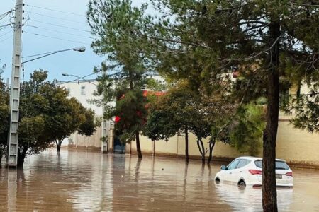 رفسنجانی‌ها در معابر آبگرفته تردد نکنند؛ چاله و فرونشست‌ها خطرناک است