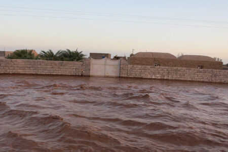 لحظه شکستن سیل بند و سرازیر شدن سیل در روستای داوران رفسنجان