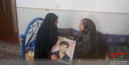 دیدار با مادر بزرگوار شهید حسن عطایی از شهدای دانش آموز توسط بسیج دانش آموزی رفسنجان
