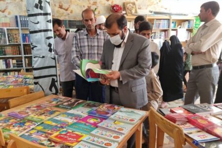 نمایشگاه کتاب ومحصولات فرهنگی در روستای طالقانی زرند گشایش یافت