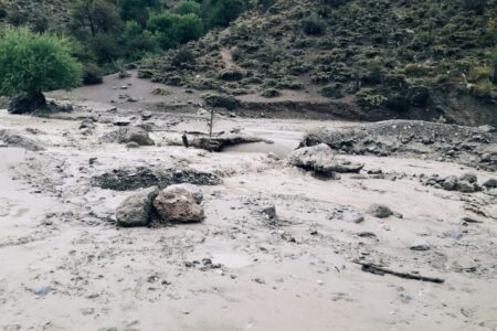 سیلاب سد دهج جاده کرمان – یزد را مسدود کرد