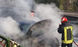آتش سوزی خودروی سواری مهار شد