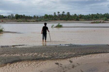 طغیان رودخانه های فصلی و آبگرفتگی معابر در منوجان