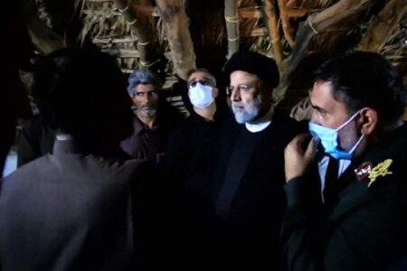 رئیسی با مردم روستای تنگ‌شاه کرمان دیدار کرد