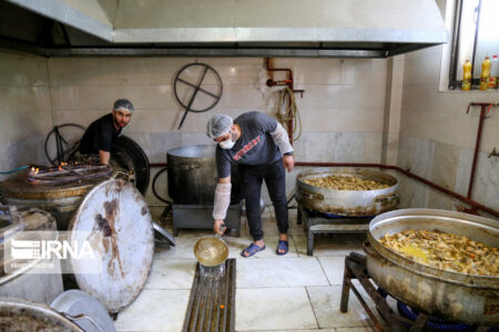 فیلم/ پخت و توزیع غذای نذری همزمان با تاسوعای حسینی