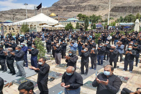 نماز ظهر عاشورا در کرمان با حضور گسترده عزاداران اقامه شد