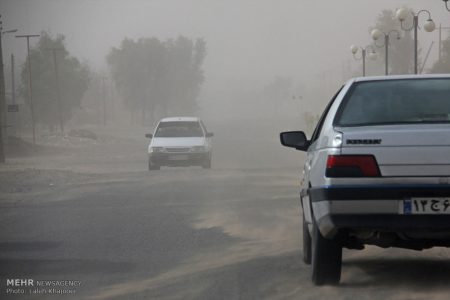 طوفان شدید شن در فهرج/ راه ۵ روستا مسدود شد