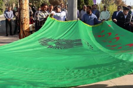 اهتزار پرچم سبز رضوی بر فراز میدان قدس رفسنجان