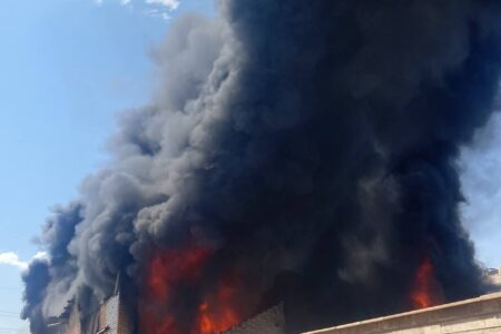 آتش‌سوزی گسترده یک انبار در کرمان+فیلم