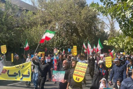 نمازگزاران کرمانی ضمن اعتراض علیه حرکت اغتشاشگران به ماموران انتظامی گل هدیه دادند