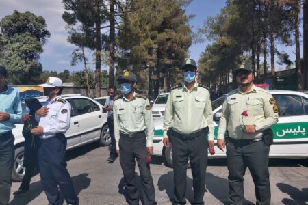 نمازگزاران کرمانی ضمن اعتراض علیه اغتشاشگران به ماموران انتظامی گل هدیه دادند
