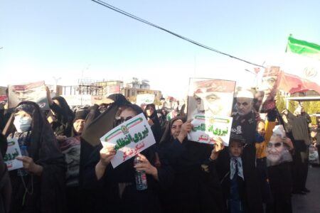 هزاران شهروند، میدان آزادی کرمان را با تمثال شهید سلیمانی در آغوش کشیدند