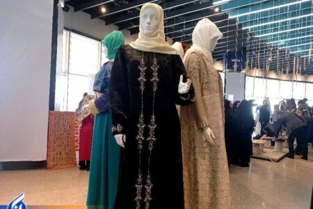 هنرمندان لباس‌های ایرانی اسلامی بپوشند/ طرح‌های نمایشگاهی در مغازه‌ها عرضه نمی‌شوند