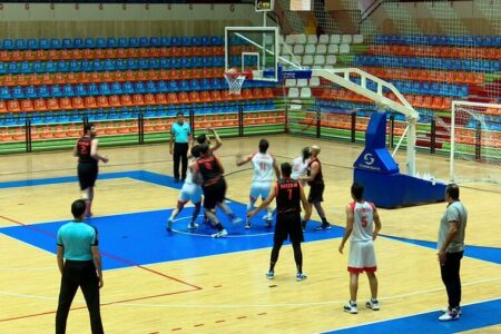 تیم بسکتبال توفارقان آذرشهر در برابر مس رفسنجان به پیروزی رسید