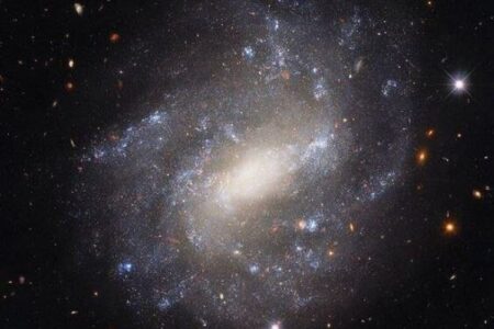 تصویر خیره‌کننده از یک کهکشان مارپیچی