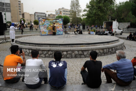 جشنواره تئاتر خیابانی در جیرفت آغاز شد