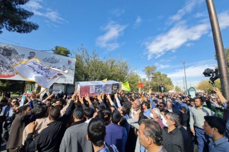 پیکر دانش‌آموز شهید لری‌گویینی در کرمان تشییع شد