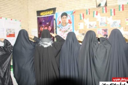 ادای احترام دانش آموزان رودباری به شهدای دانش آموز حادثه تروریستی شیراز