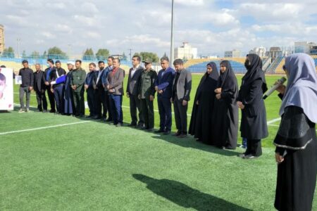 پیروزی تیم فوتبال شهرداری سیرجان و تجلیل از خانواده شهید هشت ساله حرم شاهچراغ