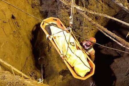 پیکر بی‌جان یکی از کارگران حادثه ریزش تونل فاضلاب کرمان پیدا شد
