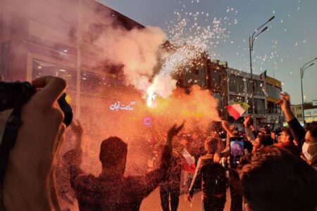 غریو شادی فوتبالی ایران، میدان آزادی کرمان را هم دربرگرفت+فیلم