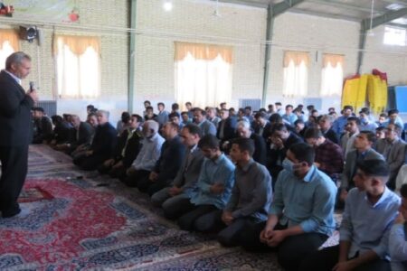 مسئولان کرمان در نماز جماعت مدارس شرکت می‌کنند