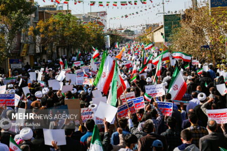 حضور گسترده مردم کرمان در راهپیمایی ۱۳ آبان