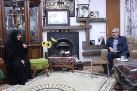 وزیر آموزش و پرورش با خانواده شهید عبدالمهدی امیدی در کرمان دیدار کرد