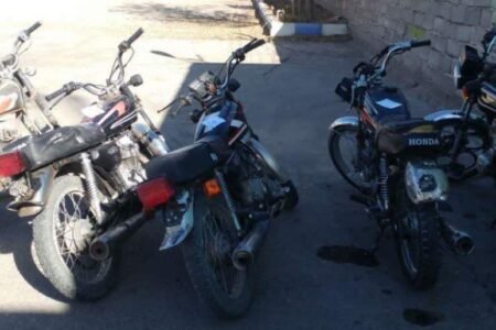 دستگیری ۳ سارق  و کشف ۶ موتورسیکلت سرقتی در زرند