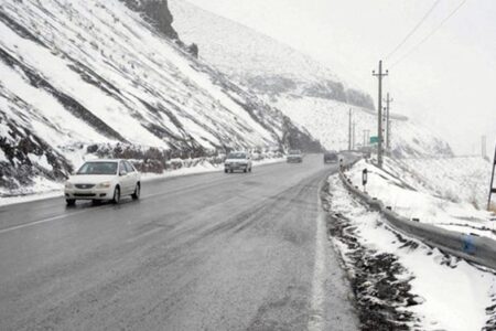 ممنوعیت تردد خودروهای سنگین در گردنه خانه سرخ سیرجان به‌دلیل بارش برف