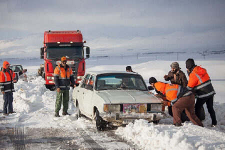 امدادرسانی پایگاه «خانه سرخ» کرمان به ۱۸ نفر در برف و کولاک