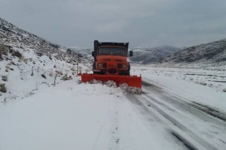بارش برف در جاده‌های کرمان / راننده‌ها زنجیرچرخ همراه داشته باشند