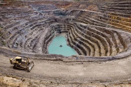 ۱۴۵ هزار میلیارد تومان سود و مالیات شرکت های معدنی از استان کرمان خارج می شود!