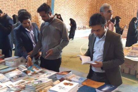 نمایشگاه کتاب با بیش از ۱۵۰۰۰ جلد کتاب در منوجان افتتاح شد