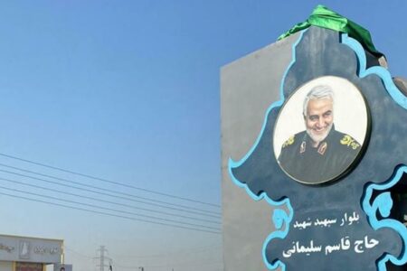 نصب تصویر «سردار دلها» و ۱۰۰ «شهید» کوهبنان در بلوار ورودی این شهر