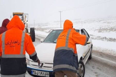 نجات و رهاسازی ۱۲ خودرو گرفتار در برف گردنه‌های جیرفت
