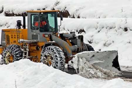 بارش برف ۱۰۰ راه روستایی کرمان را مسدود کرد
