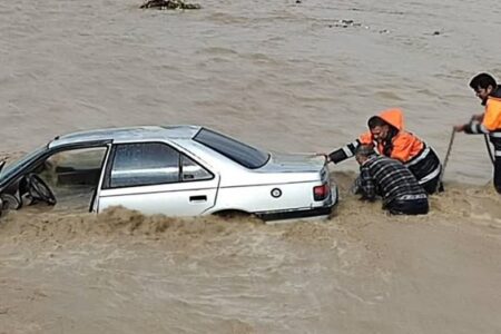 راهداران منوجانی برای نجات راننده گرفتار در سیلاب به دل آب زدند