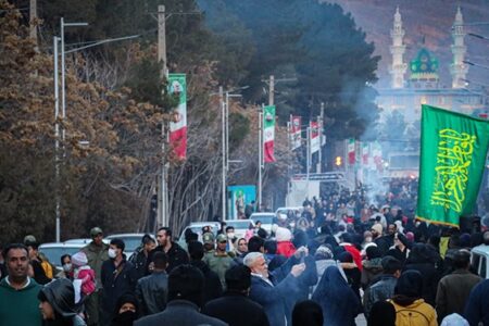 جان‌فدا| حضور روزانه بیش از ۲۰ هزار نفر زائر در گلزار شهدای کرمان/برگزاری سالگرد «شهید پورجعفری» روز پنج‌شنبه