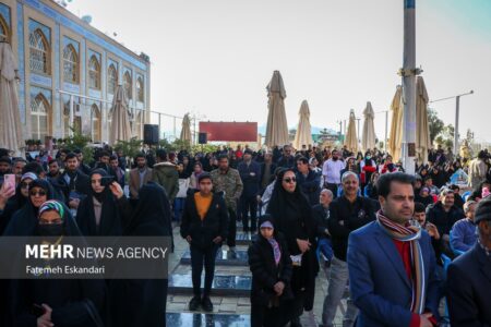 سینه زنی در جوار مرقد شهید سلیمانی با مداحی حاج جواد حسینخانی