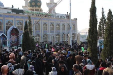 حضور چشمگیر زائران در گلزار شهدای کرمان