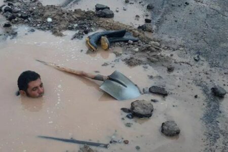 فداکاری کارگر اداره آب و فاضلاب فهرج در اوج سرما