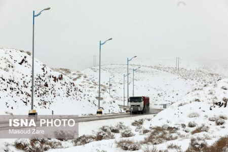 آماده‌باش راهداران جنوب کرمان در محورهای ارتباطیِ منطقه/ بارش برف در گردنه سربیژن