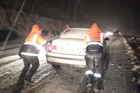 رهاسازی ۳۳ خوردوی گرفتار در گردنه‌های برفگیر جیرفت/ رانندگان به هشدارها توجه کنند