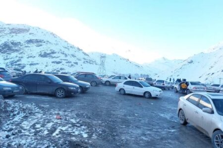 بارش برف و ایجاد ترافیک در محور سیرچ کرمان