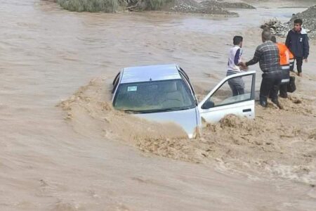 غرق شدن خودروي ٤٠٥ در رودخانه تجدانو منوجان