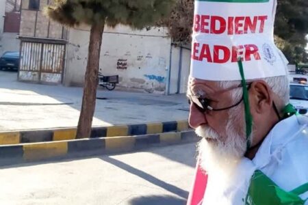 گزارش فارس از پیرمرد کفن‌پوش راهپیمایی‌های کرمان/ از جاسازی اعلامیه در کارتن کفش تا رجزخوانی برای دشمن