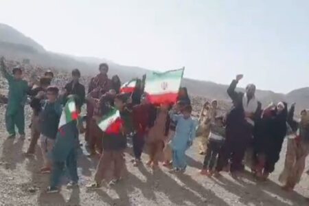 فیلم| راهپیمایی ۲۲ بهمن در دورافتاده‌ترین روستای شرق استان کرمان